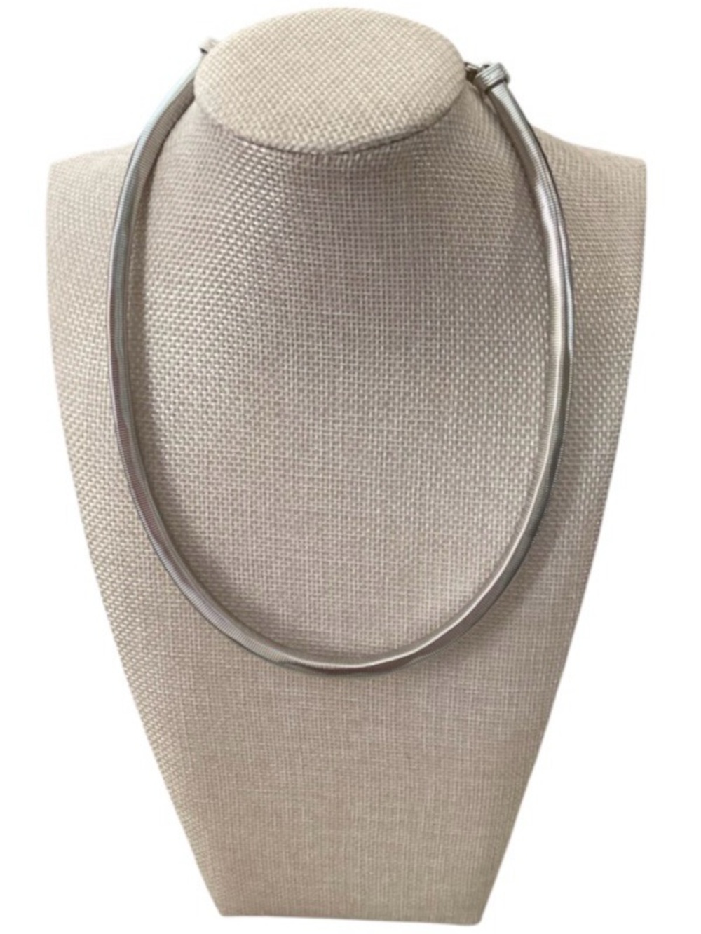Juliet by Crystal Avenue Round Omega Stretchy Silver Tone Necklace (NWT)